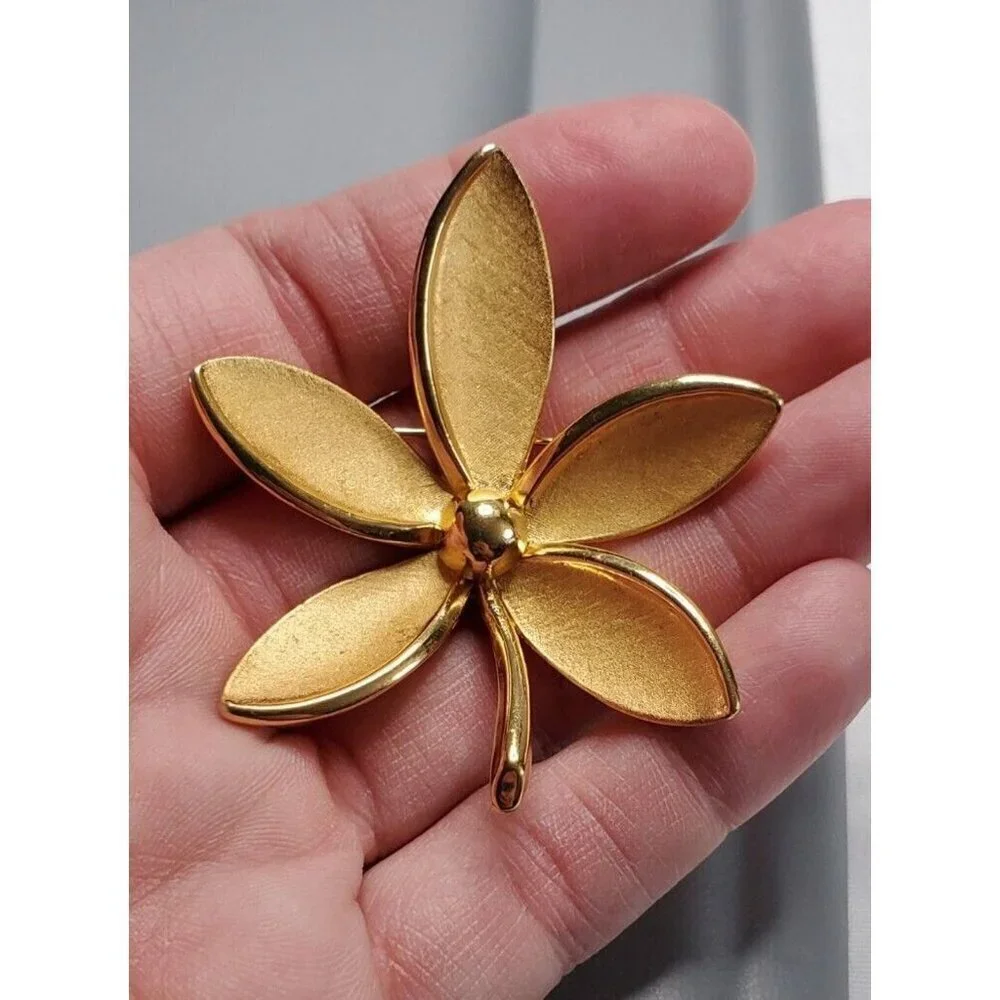 VTG Crown Trifari Flower Brooch Pin textured gold tone leaf brooch